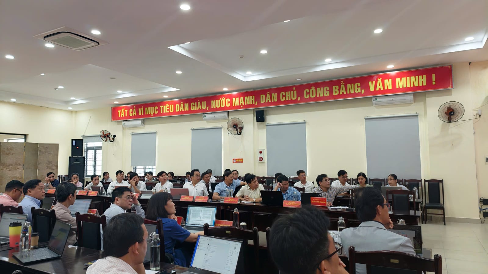 Giám đốc chi nhánh, trưởng phó phòng và kế toán trưởng các phòng chuyên môn tham gia tập huấn