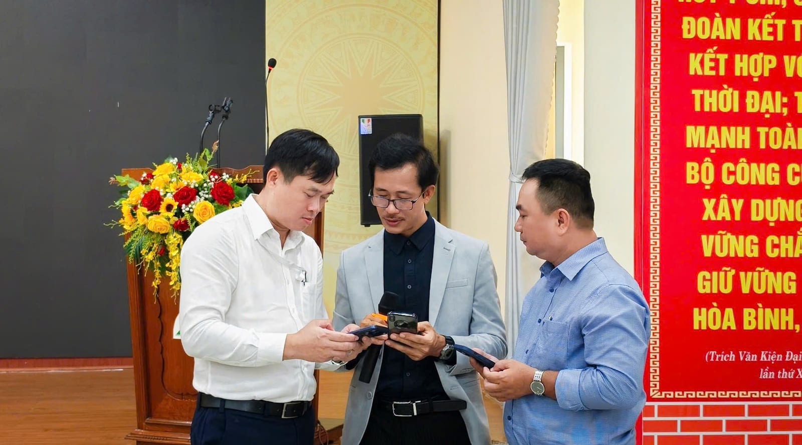 Học viên thực hành trực tiếp trên các nền tảng AI hiện đại